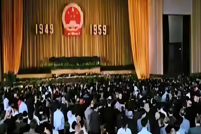 亚星游戏官网1959年人民大会堂落成毛主席指着天花板笑问：这是谁的主意(图8)