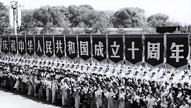 亚星游戏官网1959年人民大会堂落成毛主席指着天花板笑问：这是谁的主意(图9)